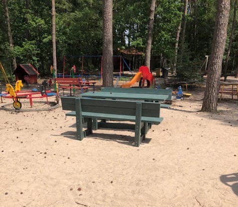 Kunststof Picknicktafel London 41 Onze picknicktafel Londen in de kleur grijs, voorzien van 2 banken met leuning en een gravure met een logo in 1 van de 2 banken. Deze staat in Rijswijk